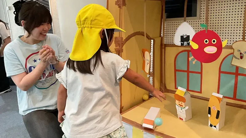 こども育成学科の学生と園児
